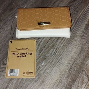 TravelSmith Ladies  RFID blocking wallet  NWT